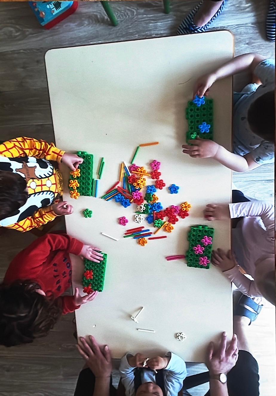 Enfants jouant aux jeux de construction à la MAM
